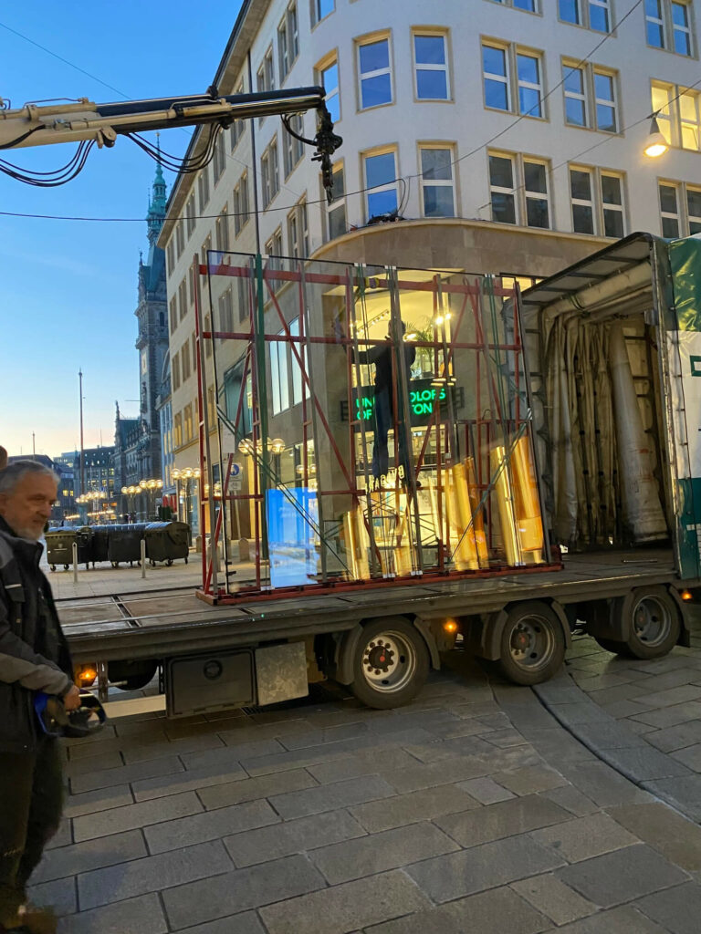 Anlieferung der über eine Tonne schweren Sicherheitsverglasung in Hamburg via Tieflader